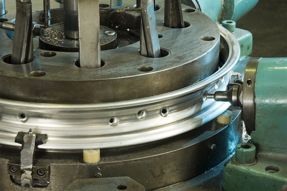 SPOKE HOLES PUNCHING